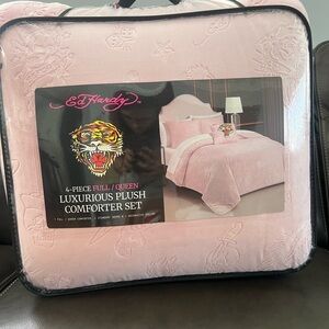 New Ed Hardy Pink 4 Piece Plush Comforter Set Queen